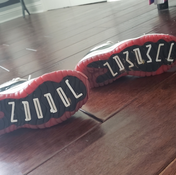 White Red & Black Preowned Jordans - Picture 5 of 6